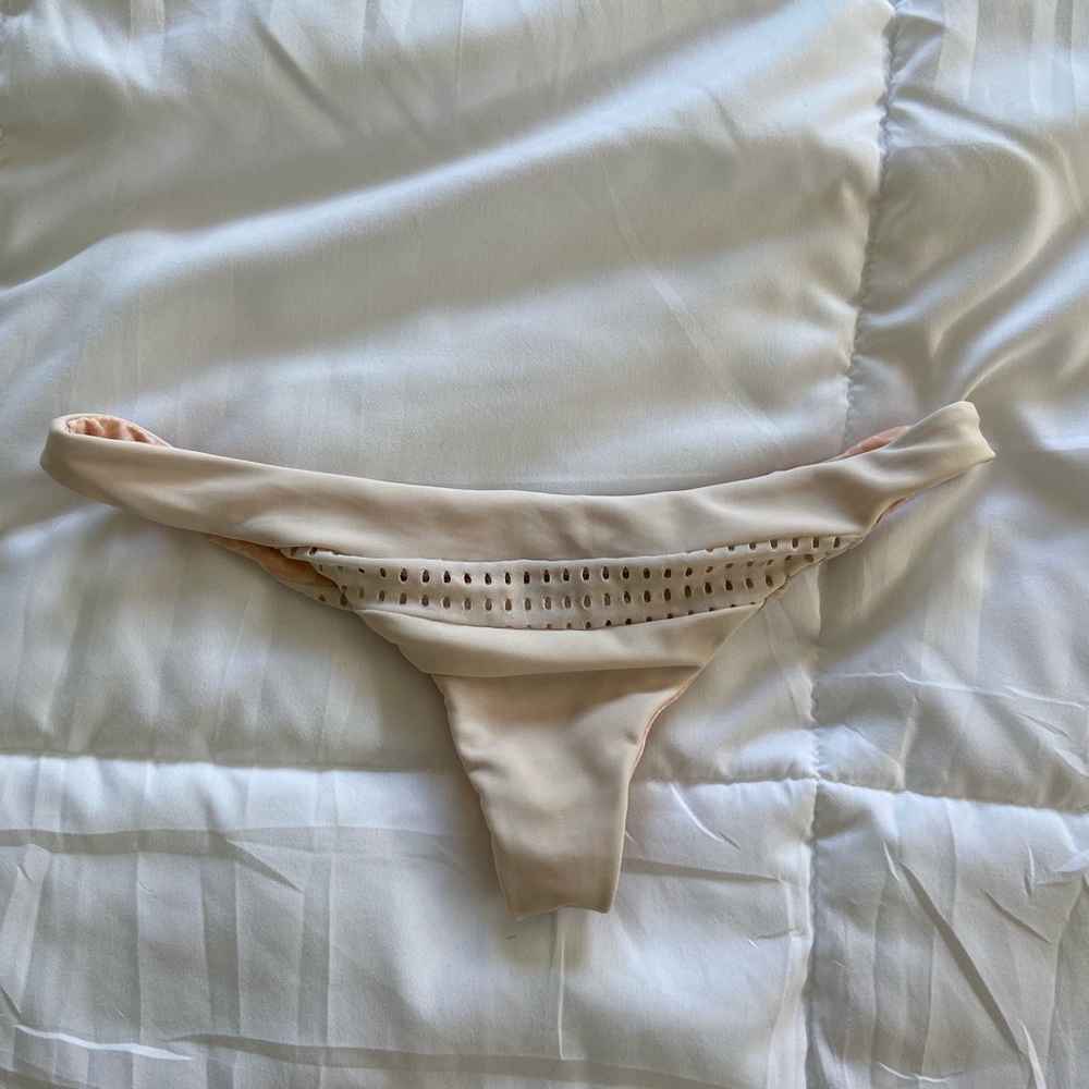 acacia pavil bottom